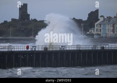 Aberystwyth Wales UK Wetter 31. Dezember 2023. Riesige Wellen, die von heftigen Winden getrieben werden, überschwemmen die alte viktorianische Stadt an der Westküste, während ein Wintersturm über Wales und den Rest Großbritanniens zieht, Sturmböen von bis zu 80 km/h schwer treffen und Leben und Eigentum gefährden. Quelle: mike davies/Alamy Live News Stockfoto