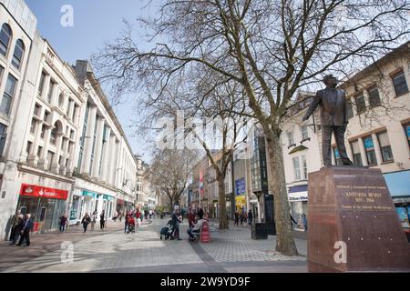 Blick auf die Geschäfte in der Queen Street in Cardiff, Wales in Großbritannien Stockfoto