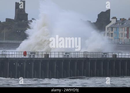 Aberystwyth Wales UK Wetter 31. Dezember 2023. Riesige Wellen, die von heftigen Winden getrieben werden, überschwemmen die alte viktorianische Stadt an der Westküste, während ein Wintersturm über Wales und den Rest Großbritanniens zieht, Sturmböen von bis zu 80 km/h schwer treffen und Leben und Eigentum gefährden. Quelle: mike davies/Alamy Live News Stockfoto