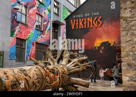 Irland, Munster, Waterford, Baileys New Street, geschnitzter Baumstamm bei King of the Wikings Virtual Reality Experience Stockfoto