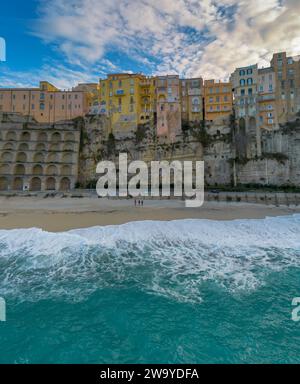 Tropea, Italien - 16. Dezember 2023: Vertikaler Blick auf die Häuser der Altstadt der Stadt Tropea auf den Klippen in Kalabrien bei Sonnenuntergang Stockfoto