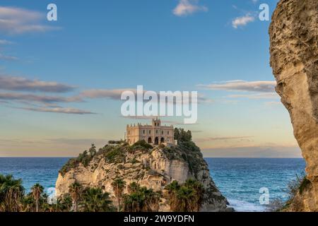 Tropea, Italien - 16. Dezember 2023: Blick auf die Kirche Santa Maria dell'Isola auf ihrem felsigen Vorsprung in Tropea bei Sonnenuntergang Stockfoto