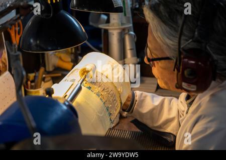 Irland, Munster Waterford, Crystal Factory Tour, Gravurmatte Oberfläche mit Schleifscheibe Stockfoto