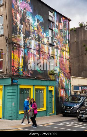 Irland, Munster, Waterford, O’Connell Street, Neon Waves, Tokyo Night Fototapete von Dan Kitchener an der Kreuzung Vulcan Street Stockfoto