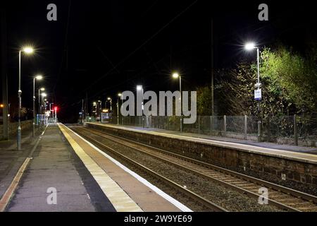 Stevenston Railway Station (Ayrshire) Schottland Großbritannien ohne Passagiere oder Personen in der Nacht. Stockfoto