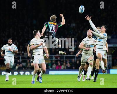 London, Großbritannien. Dezember 2023 30. London, England, Dezember 30 2023: Tyrone Green (15 Harlequins) und Louis Rees-Zammit (14 Gloucester) im Gallagher Premiership Rugby (Big Game 15) zwischen Harlequins und Gloucester im Twickenham Stadium in London. (Jay Patel/SPP) Credit: SPP Sport Press Photo. /Alamy Live News Stockfoto