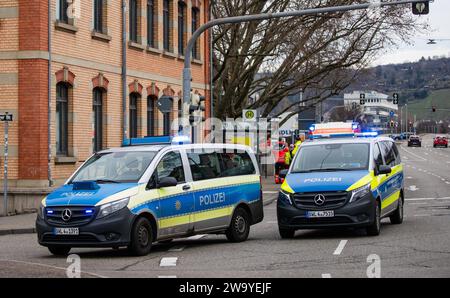 Stuttgart, Deutschland. Dezember 2023 31. Polizeieinsatzfahrzeuge im Stuttgarter Stadtteil Hedelfingen in der Nähe eines Wohnhauses, in dem eine Explosion stattgefunden hatte. Quelle: Christoph Schmidt/dpa/Alamy Live News Stockfoto
