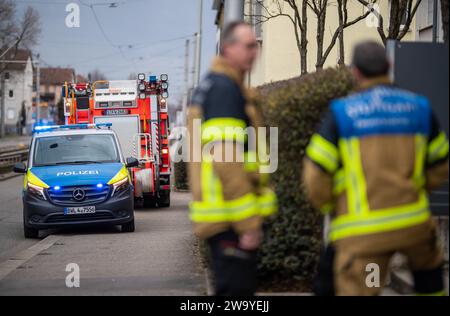 Stuttgart, Deutschland. Dezember 2023 31. Feuerwehrleute stehen in einem Wohnhaus im Stuttgarter Stadtteil Hedelfingen, in dem es zu einer Explosion gekommen war. Quelle: Christoph Schmidt/dpa/Alamy Live News Stockfoto