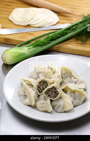 Hausgemachte Lamm- und Fenchelknödel ( Jiaozi ), chinesisches Peking Stockfoto