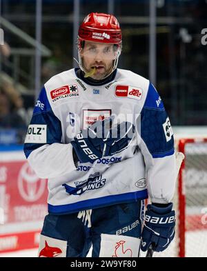 Daryl Boyle (Schwenninger Wild Wings, Nr. 6). Augsburger Panther gegen Schwenninger Wild Wings, Eishockey, DEL, 33. Spieltag, Saison 2023/2024, 30.12.2023. Foto: Eibner-Pressefoto/Heike Feiner Stockfoto