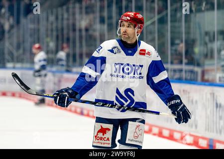 Daryl Boyle (Schwenninger Wild Wings, #6) beim Warmup. Augsburger Panther gegen Schwenninger Wild Wings, Eishockey, DEL, 33. Spieltag, Saison 2023/2024, 30.12.2023. Foto: Eibner-Pressefoto/Heike Feiner Stockfoto