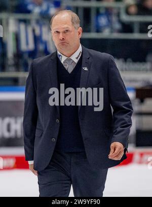 Steve Walker (Chef-Trainer, Schwenninger Wild Wings) auf dem Weg in die zweite Drittelpause. Augsburger Panther gegen Schwenninger Wild Wings, Eishockey, DEL, 33. Spieltag, Saison 2023/2024, 30.12.2023. Foto: Eibner-Pressefoto/Heike Feiner Stockfoto