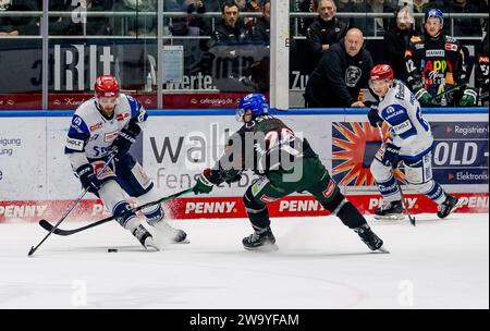 Kampf um den Puck / Zweikampf zwischen Thomas Larkin (Schwenninger Wild Wings, #37) und Samuel Soramies (Augsburger Panther, #26). Augsburger Panther gegen Schwenninger Wild Wings, Eishockey, DEL, 33. Spieltag, Saison 2023/2024, 30.12.2023. Foto: Eibner-Pressefoto/Heike Feiner Stockfoto