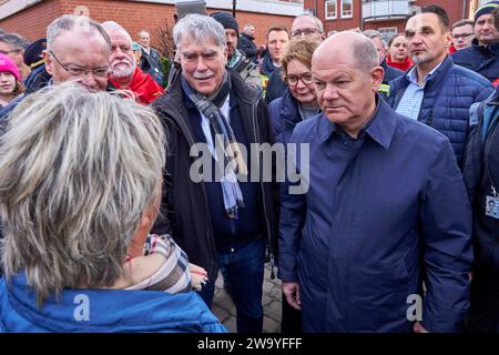 Bundeskanzler Olaf Scholz, Niedersachsens Ministerpräsident Stephan weil, Innenminiserin Daniel Behrens und Bürgermeister Lutz Brockmann besuchen die Hochwasergebiete in Verden an der aller am 31.12.2023 *** Bundeskanzler Olaf Scholz, niedersächsischer Ministerpräsident Stephan weil, Innenminister Daniel Behrens und Bürgermeister Lutz Brockmann besuchen die Hochwassergebiete in Verden an der aller am 31 12 2023 Foto:Xu.xStammx/xFuturexImagex hochwasser scholz 3004 Stockfoto