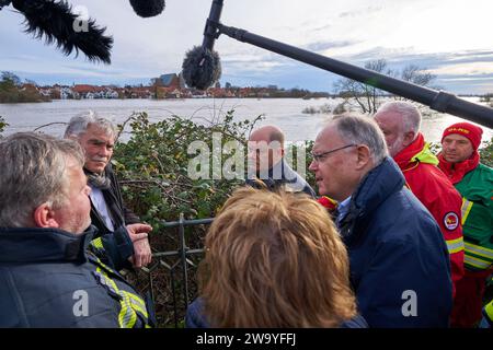 Bundeskanzler Olaf Scholz und Niedersachsens Ministerpräsident Stephan weil besuchen die Hochwasergebiete in Verden an der aller am 31.12.2023 *** Bundeskanzler Olaf Scholz und niedersächsischer Ministerpräsident Stephan weil besuchen die Hochwassergebiete in Verden an der aller am 31 12 2023 Foto:Xu.xStammx/xFuturexImagex hochwasser scholz 3002 Stockfoto