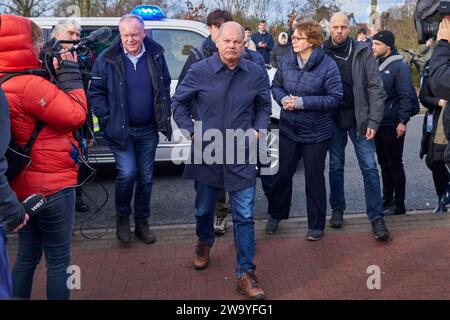 Bundeskanzler Olaf Scholz, Niedersachsens Ministerpräsident Stephan weil und Innenminiserin Daniel Behrens besuchen die Hochwasergebiete in Verden an der aller am 31.12.2023 *** Bundeskanzler Olaf Scholz, Niedersächsischer Ministerpräsident Stephan weil und Innenminister Daniel Behrens besuchen die Hochwassergebiete in Verden an der aller am 31 12 2023 Foto:Xu.xStammx/xFuturexImagex hochwasser scholz 3001 Stockfoto