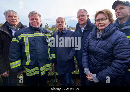 Bundeskanzler Olaf Scholz, Niedersachsens Ministerpräsident Stephan weil, Innenminiserin Daniel Behrens und Lutz Brockmann Bürgermeister Verden/aller besuchen die Hochwasergebiete in Verden an der aller am 31.12.2023 *** Bundeskanzler Olaf Scholz, niedersächsischer Ministerpräsident Stephan weil, Innenminister Daniel Behrens und Lutz Brockmann Bürgermeister von Verden aller besuchen die Hochwassergebiete in Verden an der aller am 31 12 2023 Foto:Xu.xStammx/xFuturexImagex hochwasser scholz 3003 Stockfoto