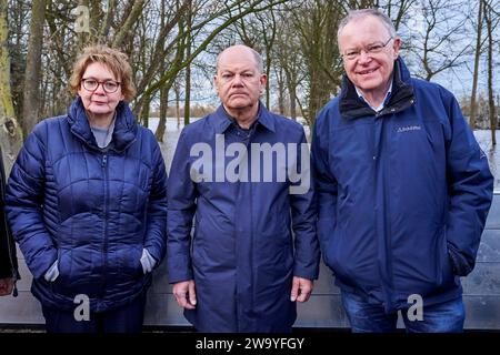 Bundeskanzler Olaf Scholz, Niedersachsens Ministerpräsident Stephan weil und Innenminiserin Daniel Behrens besuchen die Hochwasergebiete in Verden an der aller am 31.12.2023 *** Bundeskanzler Olaf Scholz, Niedersächsischer Ministerpräsident Stephan weil und Innenminister Daniel Behrens besuchen die Hochwassergebiete in Verden an der aller am 31 12 2023 Foto:Xu.xStammx/xFuturexImagex hochwasser scholz 3008 Stockfoto