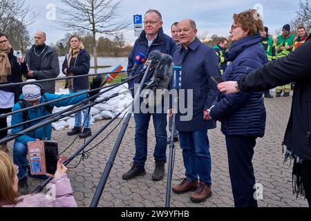 Bundeskanzler Olaf Scholz, Niedersachsens Ministerpräsident Stephan weil und Innenminiserin Daniel Behrens besuchen die Hochwasergebiete in Verden an der aller am 31.12.2023 *** Bundeskanzler Olaf Scholz, Niedersächsischer Ministerpräsident Stephan weil und Innenminister Daniel Behrens besuchen die Hochwassergebiete in Verden an der aller am 31 12 2023 Foto:Xu.xStammx/xFuturexImagex hochwasser scholz 3010 Stockfoto
