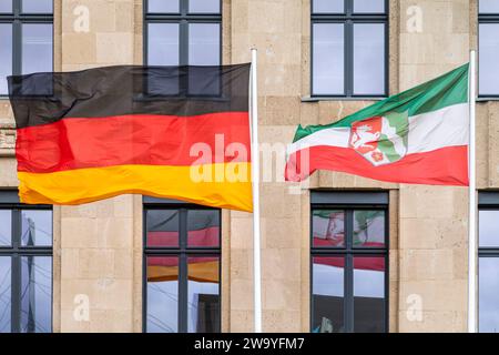 Flaggen des Landes Nordrhein-Westfalen und die deutsche Flagge vor einem Regierungsgebäude, Düsseldorf, NRW, Deutschland Stockfoto