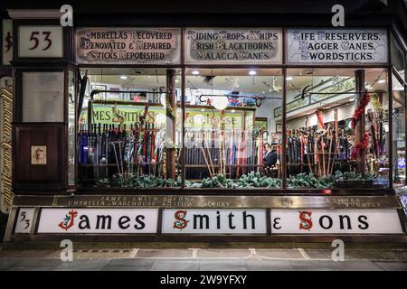 James Smith & Sons, nächtliche Außenseite, traditioneller britischer Dachladen in Bloomsbury, London, England, Großbritannien Stockfoto