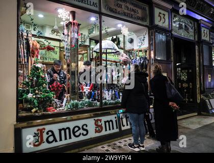 James Smith & Sons, nächtliche Außenseite, traditioneller britischer Dachladen in Bloomsbury, London, England, Großbritannien Stockfoto