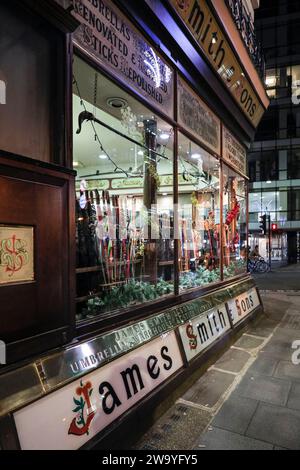 James Smith & Sons, nächtliche Außenseite, traditioneller britischer Dachladen in Bloomsbury, London, England, Großbritannien Stockfoto