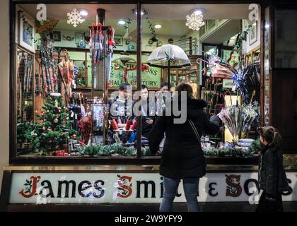James Smith & Sons, nächtliche Außenseite, traditioneller britischer Dachladen in Bloomsbury, London, England, Großbritannien Stockfoto