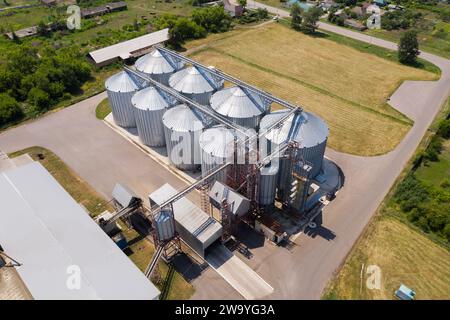 Luftaufnahme von landwirtschaftlichen Silos, Kornelevator zur Lagerung und Trocknung von Getreide. Stockfoto