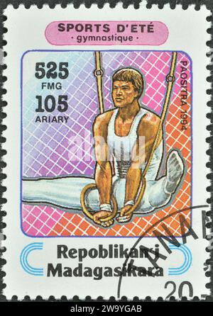 Von Madagaskar gedruckte Briefmarke, die Gymnastik zeigt, um 1994. Stockfoto
