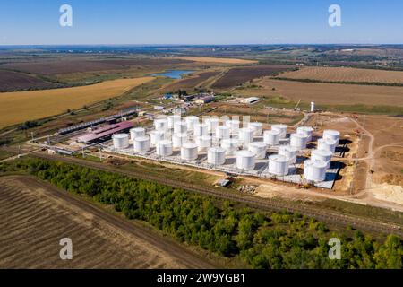 Bau eines Tanklagers für Öl und Kraftstoff. Luftaufnahme. Stockfoto