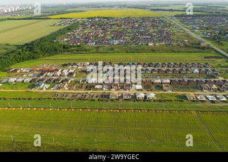 Bau einer vorstädtischen Wohnsiedlung von Cottages. Luftaufnahme... Stockfoto