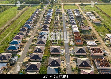 Bau einer vorstädtischen Wohnsiedlung von Cottages. Luftaufnahme... Stockfoto