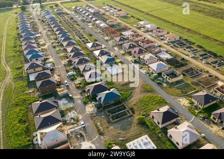 Bau einer vorstädtischen Wohnsiedlung von Cottages. Luftaufnahme... Stockfoto