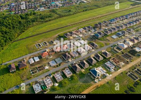 Bau einer vorstädtischen Wohnsiedlung von Cottages. Luftaufnahme... Stockfoto