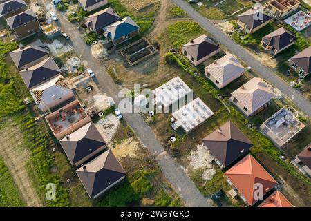 Bau einer vorstädtischen Wohnsiedlung von Cottages. Luftaufnahme... Stockfoto