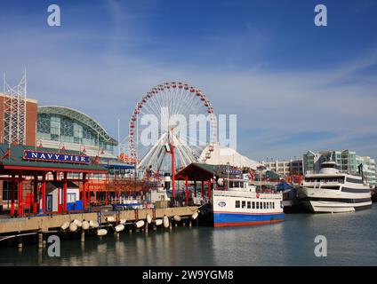 CHICAGO, IL, USA-November 30: Navy Pier von Chicago mit Riesenrad und Tourbooten mit blauem Himmel Hintergrund. November 30,2007 in Chicago, IL, USA Stockfoto