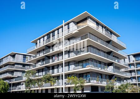 Moderne graue Apartmenthäuser mit Rundumbalkonen in Barcelona, Spanien Stockfoto