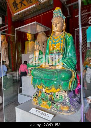 Peking, China, Chinesische Schätze, Kunst, Urban Monument, „die Verbotene Stadt“, historische Skulptur, „dreifarbige glasierte Statue von Avalekitesvara“ alt Stockfoto