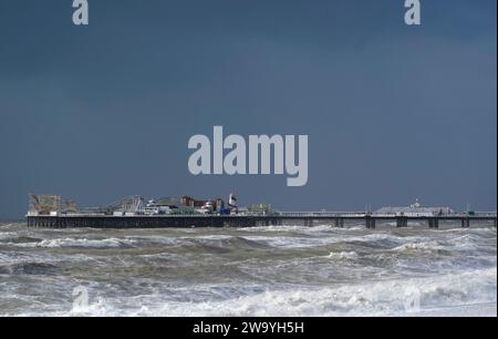 Wellen brechen gegen die Küste in Brighton, East Sussex. Für Teile Englands und Wales wurde für Silvester eine Wetterwarnung vor Wind ausgegeben, während in anderen Teilen des Vereinigten Königreichs Nachtschwärmer dazu aufgefordert wurden, für den Countdown eine Regenjacke einzupacken. Bilddatum: Sonntag, 31. Dezember 2023. Stockfoto