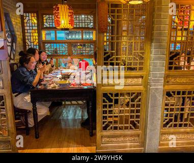 China, Menschenmenge in Tischen, zeitgenössische Innenräume, altes china Restaurant Peking APM, traditionelles chinesisches Restaurant, 'Nan Jing Pa Pai Dang' Stockfoto