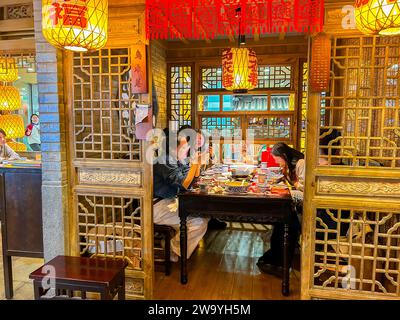 Peking, China, Gruppenmenschen in Tischen, asiaten beim Abendessen Moderne Inneneinrichtung, altes china Restaurant, Peking APM, traditionelles Chinesisch Stockfoto