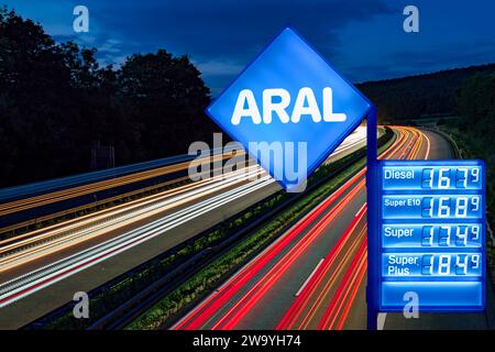 Düsseldorf, Deutschland, 31.102023: Preisanzeige für Kraftstoff an der ARAL-Tankstelle bei Nacht Stockfoto