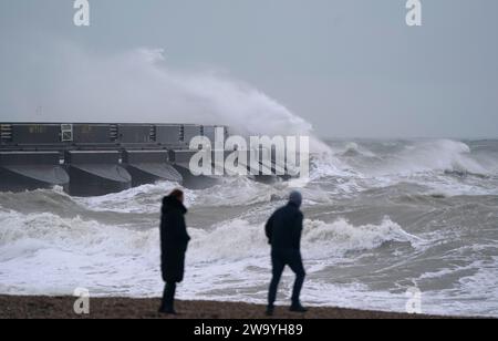 Wellen brechen gegen den Wellenbrecher in Brighton Marina in Brighton, East Sussex. Für Teile Englands und Wales wurde für Silvester eine Wetterwarnung vor Wind ausgegeben, während in anderen Teilen des Vereinigten Königreichs Nachtschwärmer dazu aufgefordert wurden, für den Countdown eine Regenjacke einzupacken. Bilddatum: Sonntag, 31. Dezember 2023. Stockfoto