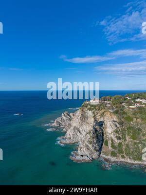 Ein Blick auf die Landschaft der Drohne auf Capo Vaticano in Kalabrien Stockfoto