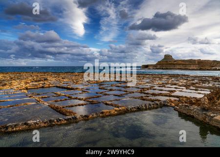 Blick auf die Salinen in der Bucht von Xwejni auf der maltesischen Insel Gozo Stockfoto