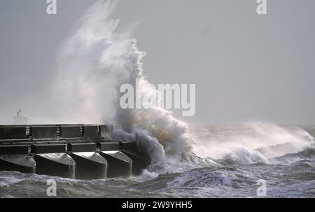 Wellen brechen gegen den Wellenbrecher in Brighton Marina in Brighton, East Sussex. Für Teile Englands und Wales wurde für Silvester eine Wetterwarnung vor Wind ausgegeben, während in anderen Teilen des Vereinigten Königreichs Nachtschwärmer dazu aufgefordert wurden, für den Countdown eine Regenjacke einzupacken. Bilddatum: Sonntag, 31. Dezember 2023. Stockfoto