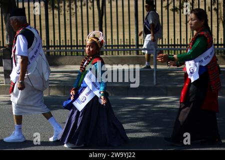 Kathmandu, NE, Nepal. Dezember 2023 31. Ein Mitglied der nepalesischen indigenen Gurung-Gemeinde gibt einen kulturellen Tanz während des Tamu Lhoshar Festivals in Kathmandu, Nepal am 31. Dezember 2023. (Kreditbild: © Aryan Dhimal/ZUMA Press Wire) NUR REDAKTIONELLE VERWENDUNG! Nicht für kommerzielle ZWECKE! Stockfoto