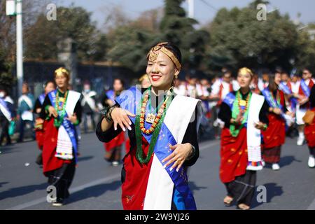 Kathmandu, NE, Nepal. Dezember 2023 31. Ein Mitglied der nepalesischen indigenen Gurung-Gemeinde gibt einen kulturellen Tanz während des Tamu Lhoshar Festivals in Kathmandu, Nepal am 31. Dezember 2023. (Kreditbild: © Aryan Dhimal/ZUMA Press Wire) NUR REDAKTIONELLE VERWENDUNG! Nicht für kommerzielle ZWECKE! Stockfoto