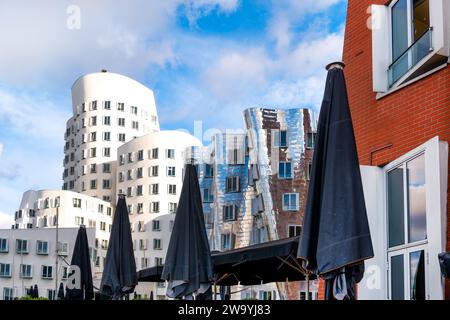 Blick auf die modernen Gebäude des Medienhafens in Düsseldorf Stockfoto